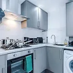 Modern 2-bed House Near Centre - Sleeps 6 *