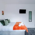 Prázdninový dům Spacious 3 Bed In By 53 Degrees Property, Perfect For Group Stays, Sleeps 8 With Free Parking! Manchester