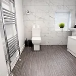 Game Zone, Trafford Centre Nearby, Sleeps 8 Manchester