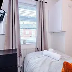 8min To Metrolink 20min To Etihad And Coop Live With Free Parking *