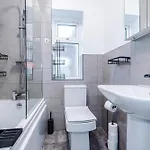 Ideal Group 3br House For 8 Parking Manchester