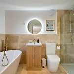 Stylish 4 Bed In Old Trafford Next To Mufc Manchester