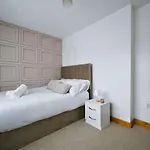 Дом отдыха Elegant With Hot Tub *