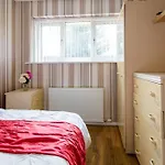 בית נופש 2 Bedroom Eith 3 Beds Sofa Bed Near Stadium *