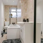 Spacious 4 Bed Ideal For Business & Long Term Stays, Free Parking