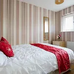 2 Bedroom Eith 3 Beds Sofa Bed Near Stadium בית נופש *