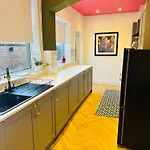 Getaway Bright & Spacious With Parking Prázdninový dům