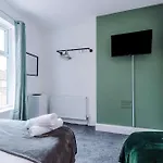 Spacious 3 Bed In By 53 Degrees Property, Perfect For Group Stays, Sleeps 8 With Free Parking! * Manchester