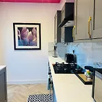 Prázdninový dům Getaway Bright & Spacious With Parking