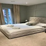 Holiday home Stylish Townhouse With Parking - Pass The Keys