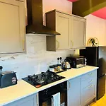 Getaway Bright & Spacious With Parking