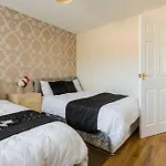 בית נופש 2 Bedroom Eith 3 Beds Sofa Bed Near Stadium *