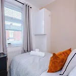 8min To Metrolink 20min To Etihad And Coop Live With Free Parking Feriehus *