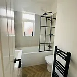 Prázdninový dům Getaway Bright & Spacious With Parking *