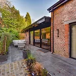 Villa The Coach House Manchester