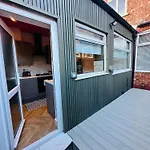 Getaway Bright & Spacious With Parking Prázdninový dům Manchester