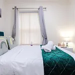 Sleeps 13, Free Parking, Near Etihad & C0-0p Live, 4br * Manchester