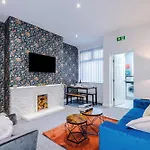 Ferienhaus 3 Bedroom Town House - Etihad Stadium - Free Parking *