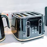 Modern 2-bed House Near Centre - Sleeps 6 曼彻斯特