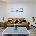 Ferienhaus Sleeps 13, Free Parking, Near Etihad & C0-0p Live, 4br Manchester