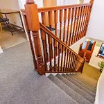 Luxury 5br Near Airport Wifi בית נופש