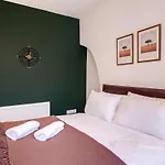 Appartement Spacious 4 Bedroom House With Pacman,darts, Netflix By Vista Short Lets *