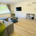 Newly Renovated 2-bedroom شقة *