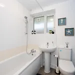 Apartment - Stylish Apartment, Old Trafford, Centre, Etihad, Prime Location, Mediacity, Coop Live, Ao Arena, Salford Quays, Sleeps 8, Free Parking *
