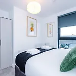 Daire Modern 2br In With Parking Manchester