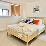 3 Bedroom Penthouse Roof Garden Parking Canal Manchester