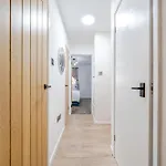 Daire Stylish Urban Escape With Free Parking In