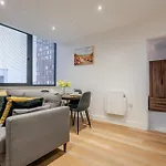 Modern 2-bed, 2-bath Near Old Trafford, Free Parking, Ideal For Contractors And Long