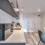 View - 1 Minute To Transport Links - Sleeps 3 Manchester