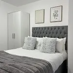 Balcony View Deluxe 2 Bed Ao Arena & Victoria Stn