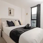 2 Bedroom - Old Trafford - Balcony - Free Parking Apartment *