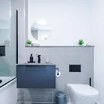 Modern 2br In With Parking * Manchester
