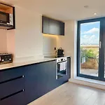 3 Bedroom Penthouse Roof Garden Parking Canal