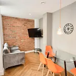 Daire Convenient 2bed Flat W Security Manchester
