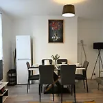 Apartment 4bdr Contractor Hub - Sleeps 7 - Free On Street Parking *