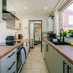 Tallis House, Near Centre, Sleeps 8 By Nmb *
