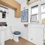 Appartement 15 Mins To Centre! Sleeps 7, Free Parking, Wi-fi & Garden *