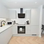 Contemporary Flat In W Balcony Apartmán