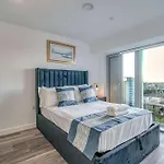 View - 1 Minute To Transport Links - Sleeps 3 Lejlighed *