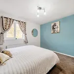 Stylish Urban Escape With Free Parking In Daire *