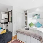 Centre 1b With Free Private Parking & Balcony