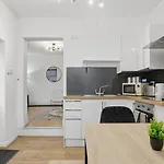 Spacious 4 Bedroom House With Pacman,darts, Netflix By Vista Short Lets *