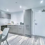 The Trafford Centre - View - Close To Airport - Sleeps 6 Manchester