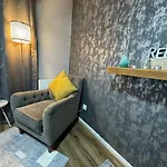 Air Conditioned Luxury 2-bed Apartment,office With Built-in Tv King Bed, Private Entrance And Free Parking