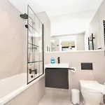 Contemporary Flat In W Balcony Apartmán *