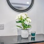 View - 1 Minute To Transport Links - Sleeps 3 Lejlighed *